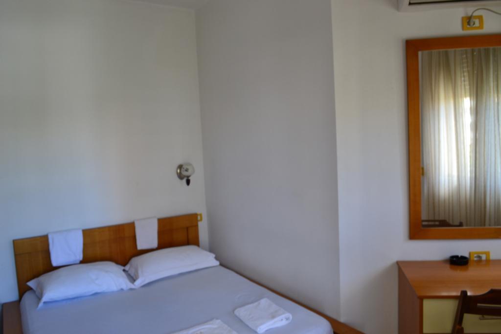 Hotel Alpine Vlorë Habitación foto